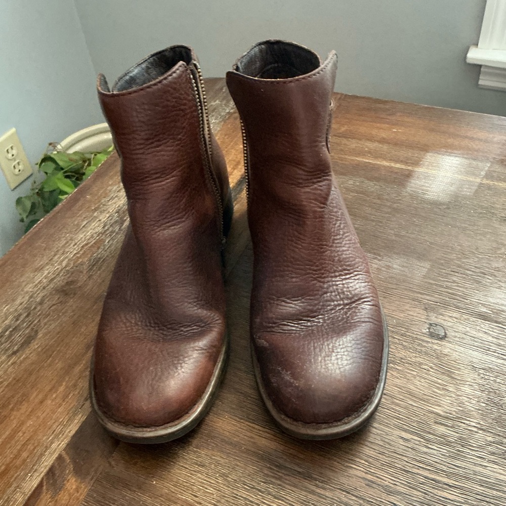 Born women’s 7.5 brown leather ankle boots side zip